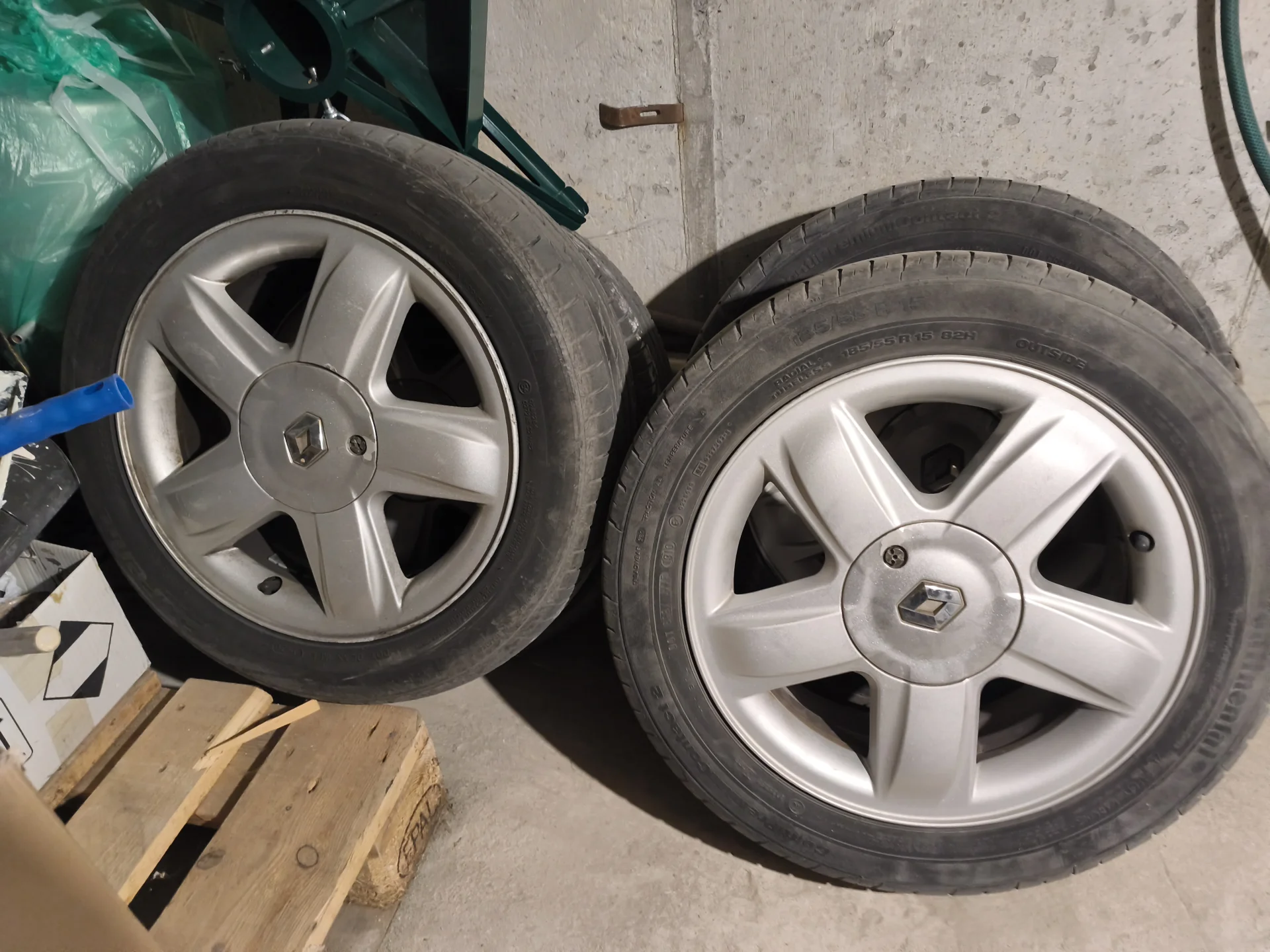 4×felgi aluminiowe na letnich oponach plus 2 opony gratis .klucz do dekielków