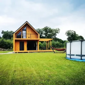 Całoroczny domek z jacuzzi nad jeziorem. Mazury, balia, bania, kominek