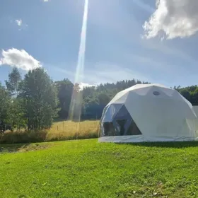 Nowo powstający Glamping Bobrowniczki w Kotlinie Kłodzkiej