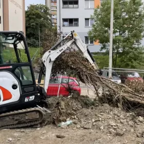 Usługi minikoparką Bobcat E19 z młotem wyburzeniowym